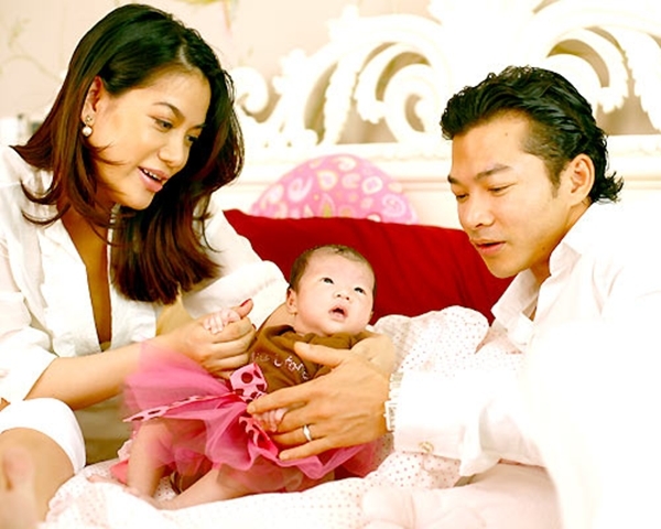 
	
	Năm 2008, bé Bảo Tiên ra đời như một kết quả ngọt ngào của cặp vợ chồng Trương Ngọc Ánh và Trần Bảo Sơn. Hình ảnh gia đình của Trương Ngọc Ánh trở thành một hình tượng gia đình lý tưởng đối với nhiều người. 